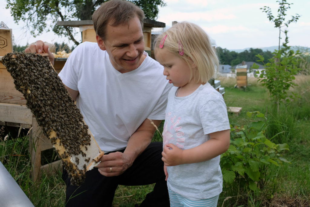 Imker mit Tochter und Honigwabe